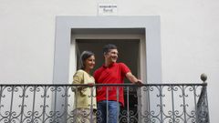 Adriana y Jos, asomados al balcn de su nueva vivienda