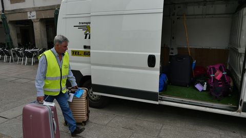 Ovidio Fandio se encarga del transporte de mochilas. Aqu lo vemos cargando en Portomarn 