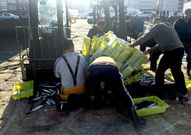 El mal estado de la rampa fue la causa de que las cajas de pescado de la imagen acabasen desparramadas por el suelo. 