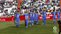 Los jugadores del Real Oviedo saludan a la afici�n desplazada a Albacete