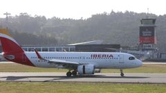 Un avi�n de Iberia en la pista del aeropuerto de Alvedro