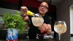 Pepe Pereira, del restaurante Altamira (Vilagarca), preparando un gin-tonic, y no un yintonic. 
