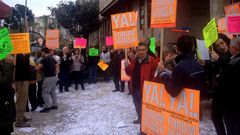 Estafados de Afinsa y Forum protestan ante los juzgados de Vigo
