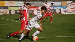 Ral Diz, defendiendo el cuero frente a un defensor del Lugo B en el debut liguero del Noia.