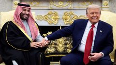 Trump estrecha la mano del prncipe Bin Salman durante su encuentro del martes en la Casa Blanca.