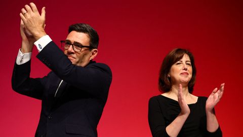 Andy Burnham y su ministra de Educaci�n, Lucy Powell, aplauden en el cierre del congreso anual del Partido Laborista, celebrado esta semana en Liverpool