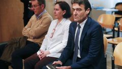 El juzgado de lo penal n�mero 2 de Oviedo acoge la vista contra el ex edil del PP en el Ayuntamiento de Oviedo Alberto Mortera (d), acusado de un presunto delito continuado de prevaricaci�n administrativa en la venta de una parcela del pol�gono industrial de Olloniego por el que el fiscal reclama una pena de siete a�os de inhabilitaci�n para cargo p�blico