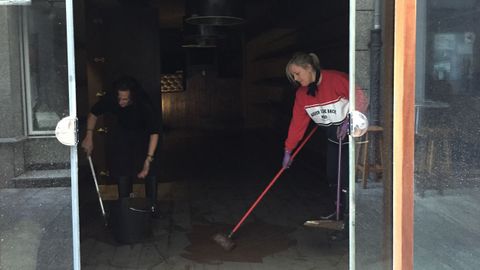 Tareas de limpieza en negocios de Viveiro tras la tromba de agua