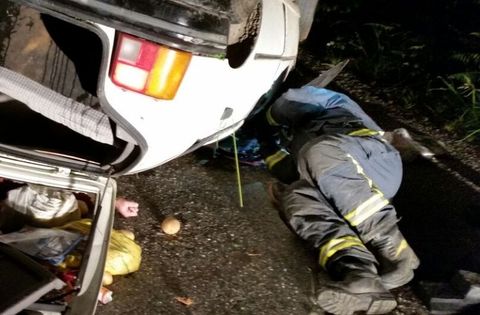 Un efectivo de los equipos de emergencias, atendiendo el accidente mortal de Xove.