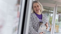 Nieves Garc�a Centeno, cun exemplar da s�a novela