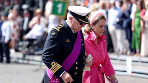 El pr�ncipe Lorenzo y la princesa Claire, durante el desfile militar por el D�a Nacional de  B�lgica el pasado julio.