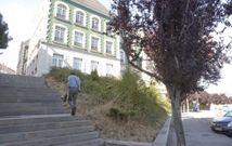<span lang= es-es >La maleza rodea el Forcam</span>. El edificio no pertenece a la C�mara de Comercio desde hace meses. Se hizo con �l Abanca, con la que la entidad firm� en su d�a un cr�dito hipotecario. Fuentes del banco se�alaron que, por el momento, carecen de planes para el inmueble. Por ahora, seg�n confirmaron los mismos informantes, la sede de la UNED sigue en este emplazamiento y no tomar�n decisiones hasta que no se muden. La maleza en los antiguos jardines denota un cierto estado de abandono. 