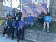 Vecinos de Castiello reunidos con representantes de las familias de miembros de la secci�n de pirag�ismo del Grupo