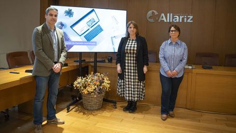 Pablo Sanmart�n (Dixital Gou), con la alcaldesa de Allariz, Cristina Cid, y la concejala de Promoci�n Eocn�mica, Mar�a L�pez.