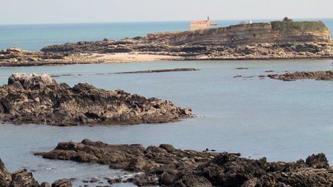 Pedrero de Aramar (Gozón), con la isla del Carmen al fondo