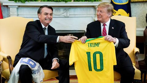 Bolsonaro consider un placer entregar a su colega la camiseta que simboliza al mejor jugador de todos los tiempos, Pel