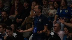 Quique Dom�nguez, dirigiendo al Cangas el pasado fin de semana.