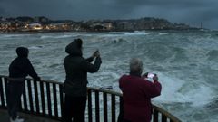 Los efectos de la borrasca Aline vistos desde el espig�n que separa las playas del Orz�n de Riazor, en A Coru�a