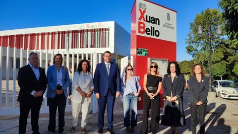 Homenaje a Xuan Bello en el IES de La Florida, que desde hoy luce el nombre del autor. En la imagen el presidente del Principado, Adri�n Barb�n, con la hija y la viuda de Xuan Bello, las consejeras Eva Ledo y Vanessa Guti�rrez, y directivos del IES.