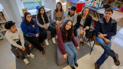 Los alumnos que participan en el proyecto y los docentes que lo comandan en el IES de Poio.