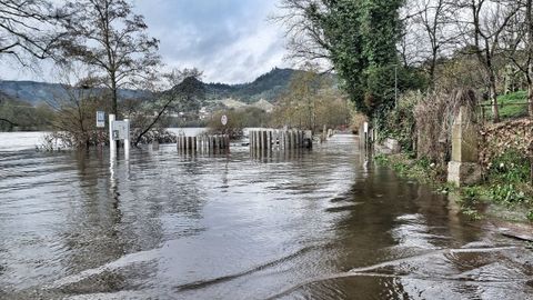El Mi�o sigue anegando paseos y la zona termal a su paso por Ourense