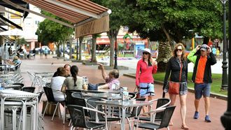 Terrazas en la plaza Roxa, uno de los ejes de las fiestas de Cedeira