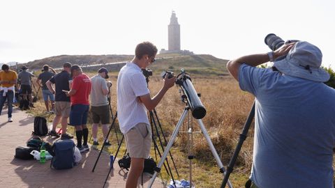 Personas mirando al sol desde la zona de la Torre a trav�s de los telescopios