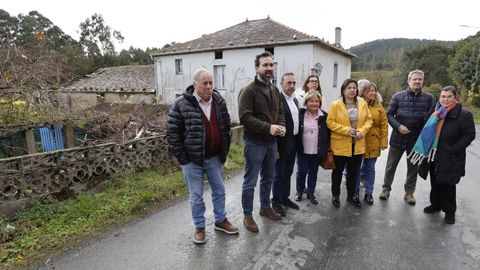 Ante la casa okupada en Lago. Los diputados Ana Beln Vzquez y Jaime de Olano encabezaron un acto en el que participaron los alcaldes de Xove (Demetrio Salgueiro) y O Vicedo (Jess Novo), el portavoz del PP en la Diputacin, Antonio Ameijide,o Mara Jos Fraga, portavoz de la gestora ciudadana