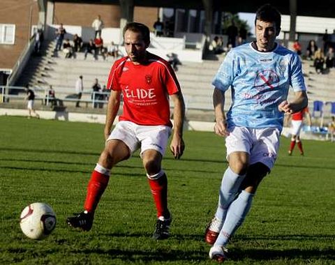 Iago y Criss persiguen el esf�rico en el Ribadeo-Viveiro jugado hace pocas semanas.