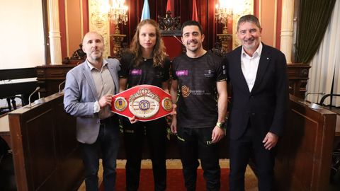 El alcalde de Ourense, Gonzalo P�rez J�come, recibiendo a la campeona gallega neoprofesional de boxeo, Luz�a Pi�eiro, junto con su entrenador, Manuel M�guez, y el concejal de Deportes, An�bal Pereira
