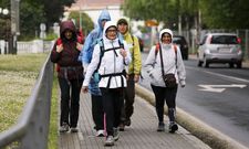 En la imagen. tomada ayer, un grupo de peregrinos a su paso por el Arsenal. 