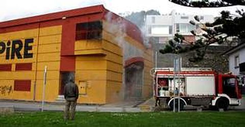 El fuego origin� una gran humareda negra en el interior del inmueble que dificult� su extinci�n.