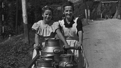 Flora y su hija Albita en La Venta, Blimea (San Martín del Rey Aurelio, 1948). Valentín Vega