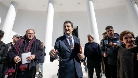 El presidente de la Fundaci�n de la Bienal, Pietrangelo Buttafuoco, en el centro de la imagen.