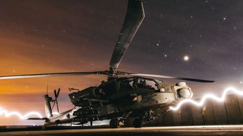 Helic�ptero Apache AH-64, durante su preparaci�n para la operaci�n Ataque Ojo de Halc�n contra el Estado Isl�mico