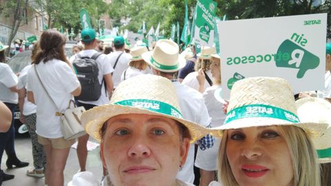 Las enfermeras Emma Rodrguez y Mara Garca, este jueves, en la concentracin de Satse en Madrid para reclamar una clasificacin profesional justa