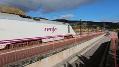 Un tren de Renfe en la Variante de Pajares