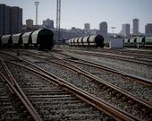 Varios trenes de mercanc�as parados sobre las v�as de la terminal ferroviaria de San Diego. 