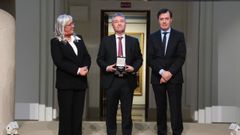 Ricardo Cao Abad, profesor e investigador de la UDC, recogi� en Madrid la medalla de la Sociedad de Estadistica e Investigaci�n. En la imagen, flanqueado por la presidenta de la EEIO, Bego�a Vitoriano, y por el director de la Fundaci�n BBVA, Rafael Pardo. 