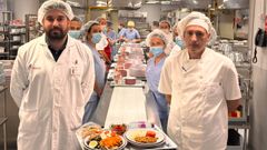 Parte del equipo de cocina de Ribera Povisa en el momento de emplatado del men� de mediod�a