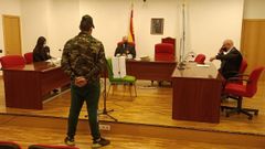 Jonathan N. S., acusado de romperle la nariz a otro joven, compareciendo en el juzgado.