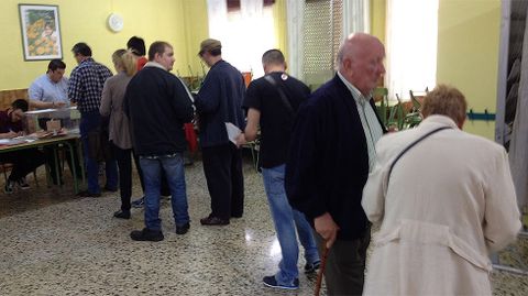 Votantes en el colegio El Bosqu�n, en El Entrego