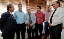 Garc�s, a la izquierda, aparece con Manuel Varela, a su lado; Jos� Ram�n Varela (el cuarto) y Jos� Manuel L�pez Varela, a la derecha, junto a los representantes de Vilalba y Boimorto