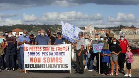 Concentraci�n de pescadores recreativos en Cambados contra la norma que legaliza la pesca en muelles