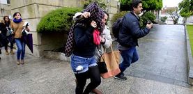 Los j�venes en el momento en el que regresaron con sus familiares despu�s de ser localizados por la polic�a.