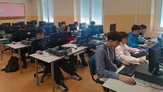 Los alumnos del CPR Mar�a Auxiliadora de Ourense, en la elaboraci�n del reportaje