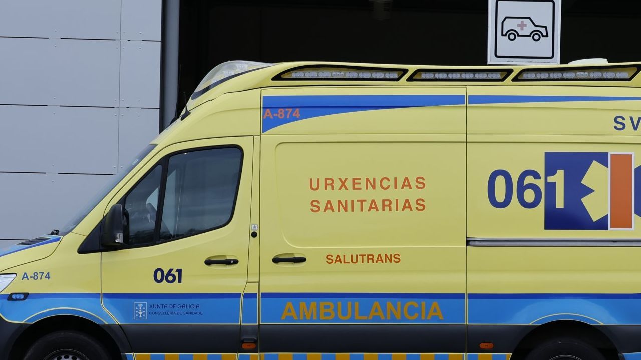 Rescatan a un herido atrapado en un coche que se salió de la autovía en Melón