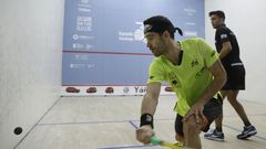 En el squash juega un deportista contra otro; es decir, dos personas sobre la pista