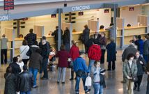 Imagen de archivo de pacientes haciendo cola para pedir cita en el Arquitecto Marcide. 