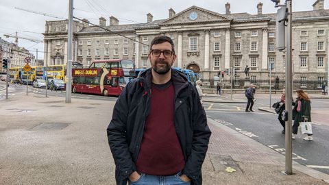 Paulo Rodr�guez frente al Trinity College, donde estudi� y uno dos puntos neur�lgicos de la ciudad.